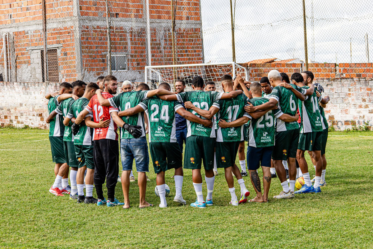 Équipe de football en cercle avant le match