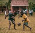 Enfants jouant au football