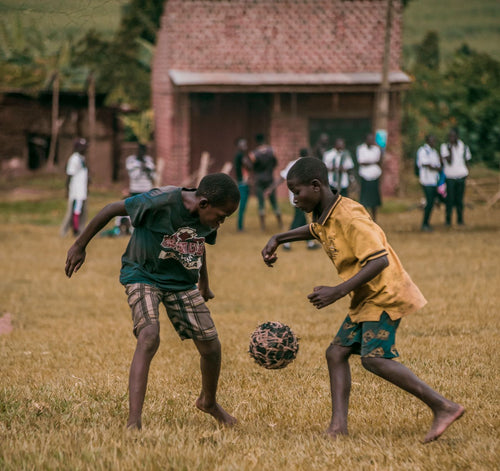 Enfants jouant au football