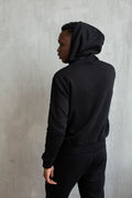 Homme en hoodie noir