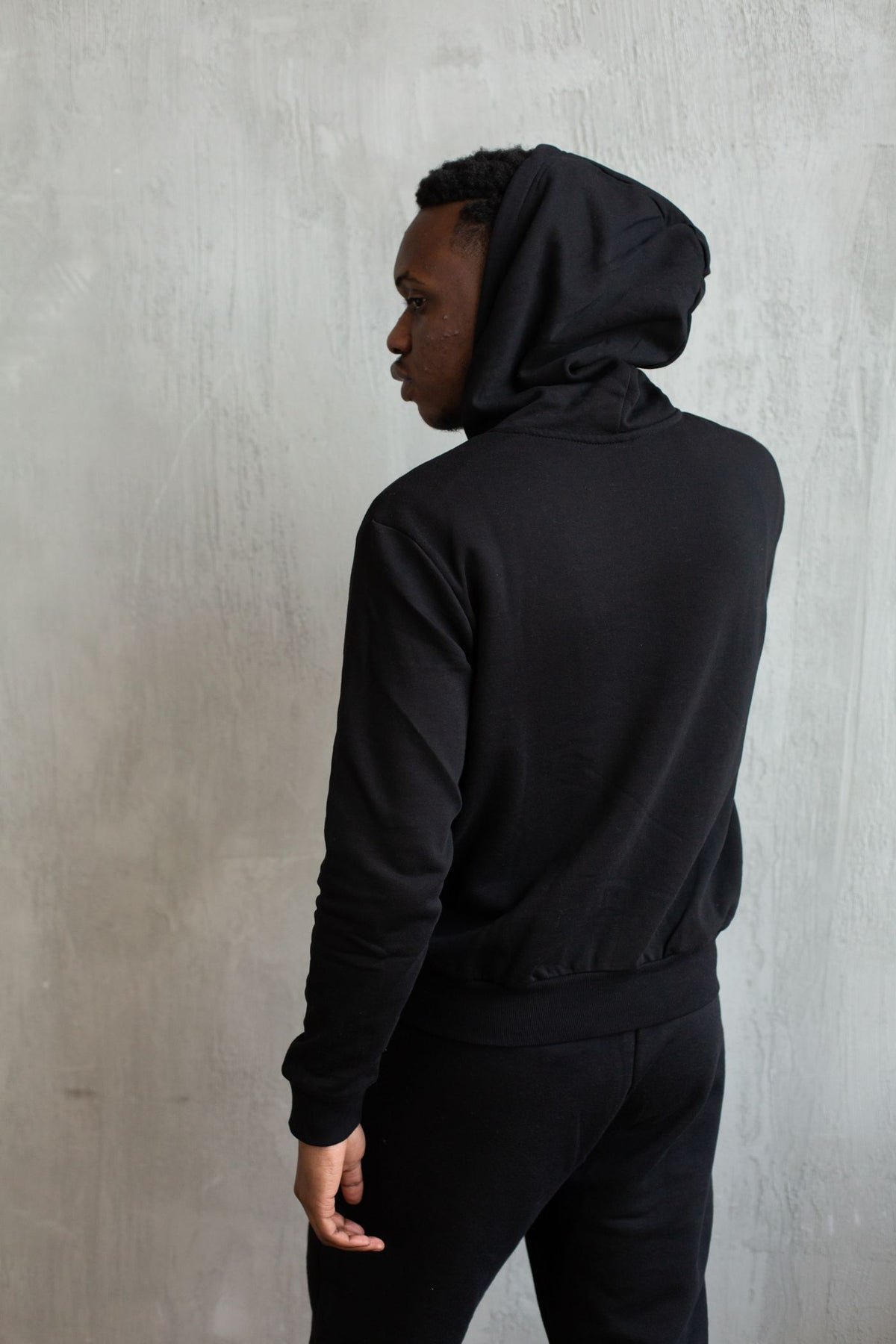 Homme en hoodie noir